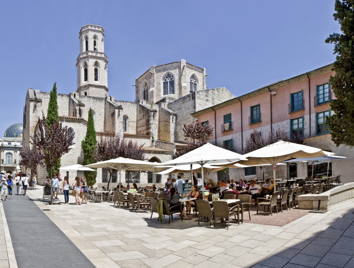 Iglésiesassociats-Plaça Església Sant Pere - Figueres - Empordaturisme