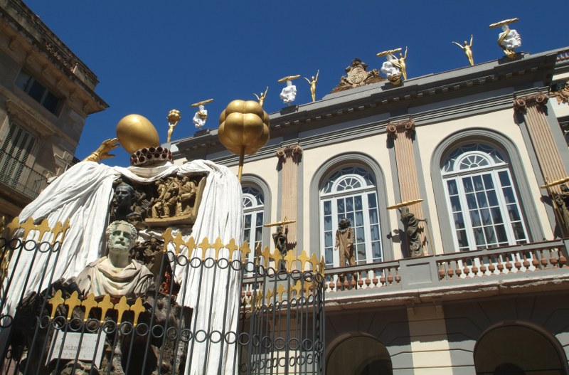 Iglésiesassociats-Teatre Museu Dalí façana  - Figueres - Empordaturisme