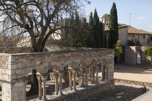 Claustre romanic i museu de la vila peralada emporda