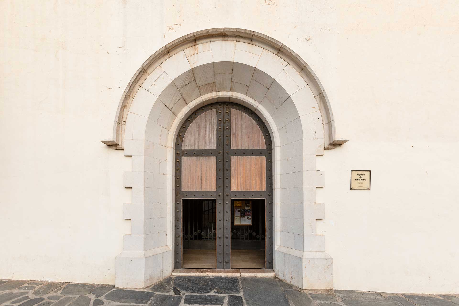 Patrimoni - Cadaques-Esglesia-de-Santa-Maria-empordaturisme