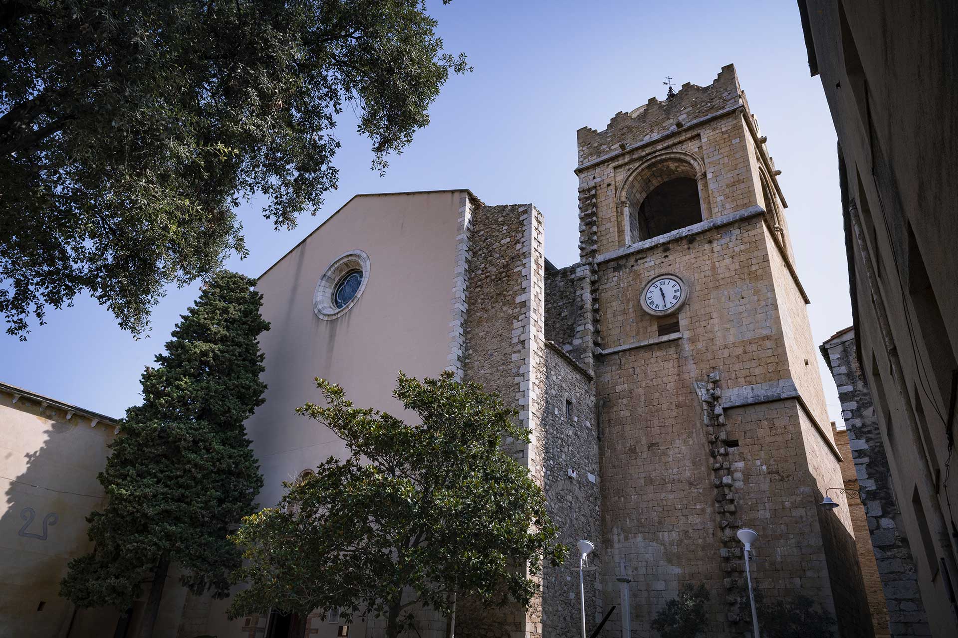Patrimoni - ESGLÉSIA-DE-SANT-MARTÍ-DE-PERALADA-empordaturisme