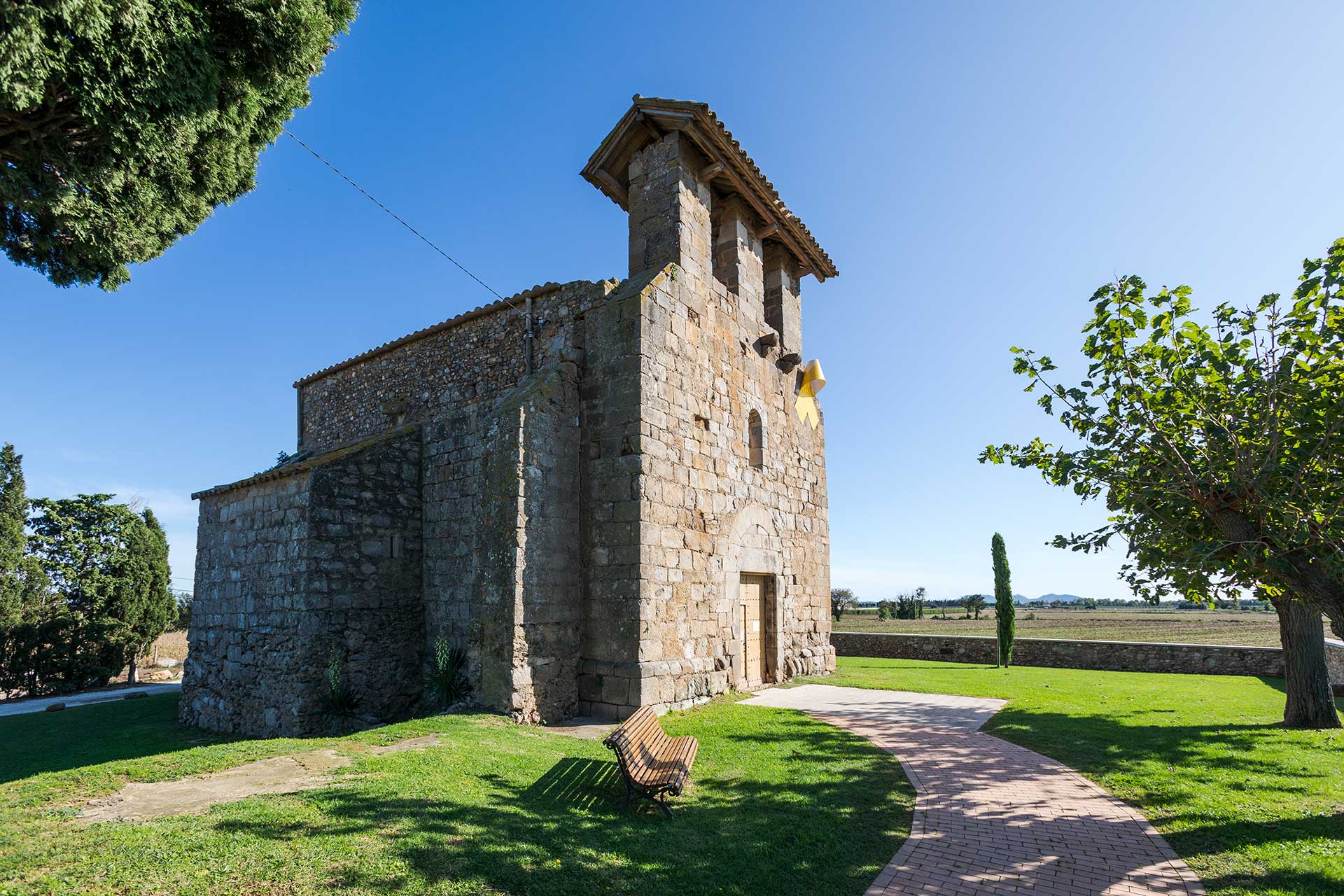 Vilamacolum-Torre-i-esglesia-ubicat_empordaturisme